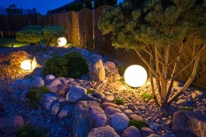 Гра світла у саду – ідеї світлових ефектів для саду