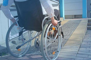 (Не) безбар'єрні будинки: нормативний пандус для колісних крісел мають лише 9% будинків Києва (ІНФОГРАФІКА)