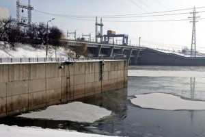 Весенний паводок: на Киев идет опасный мусор