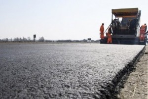 Житомирские власти отказываются платить за некачественный ремонт дороги