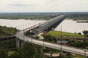 Ямы и асфальт гармошкой: в каком состоянии мосты Днепра (фото)