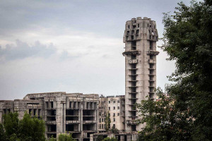 Мав стати бруталістською утопією, а вже 35 років є руїною з ніби фантастичного фільму: що відомо про центр міста у болгарському Шумені (ФОТО)