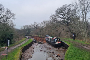 Через прорив дамби в Британії, екскурсійні судна опинилися на дні 200-річного каналу (ФОТО)