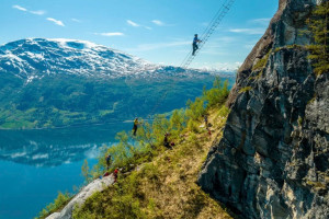 Майже 800 метрів над фйордом: у Норвегії відкрили підвісну драбину для екстремалів (ФОТО, ВІДЕО)