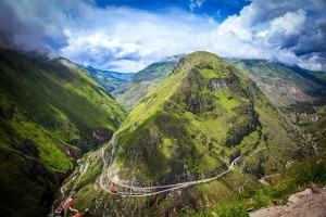 Через скалы: самая опасная железная дорога в мире (Фото)