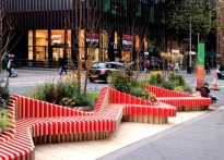 На одной из лондонских улиц установили необычную скамейку-мини-парк (Фото)
