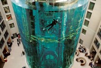 Aqua Dom - гигантский аквариум вокруг лифтовой шахты
