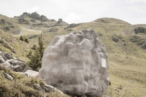 Роман с камнем: необычный дом в виде булыжника с комнатой внутри (Фото)