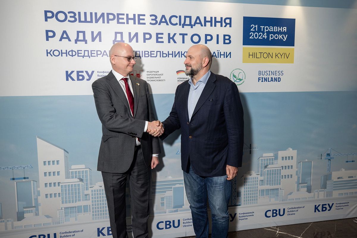 Яакко Лехтовірта, Посол Фінляндії в Україні,&nbsp;<a href="https://budport.com.ua/persons/22-lev-parchaladze" target="_blank" class="vip">Лев Парцхаладзе</a>, президент Конфедерації будівельників України під час розширеного засідання Ради директорів КБУ