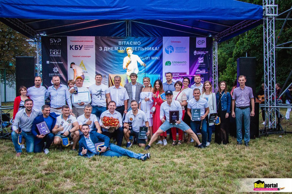 Учасники футбольного чемпіонату серед будівельних компаній