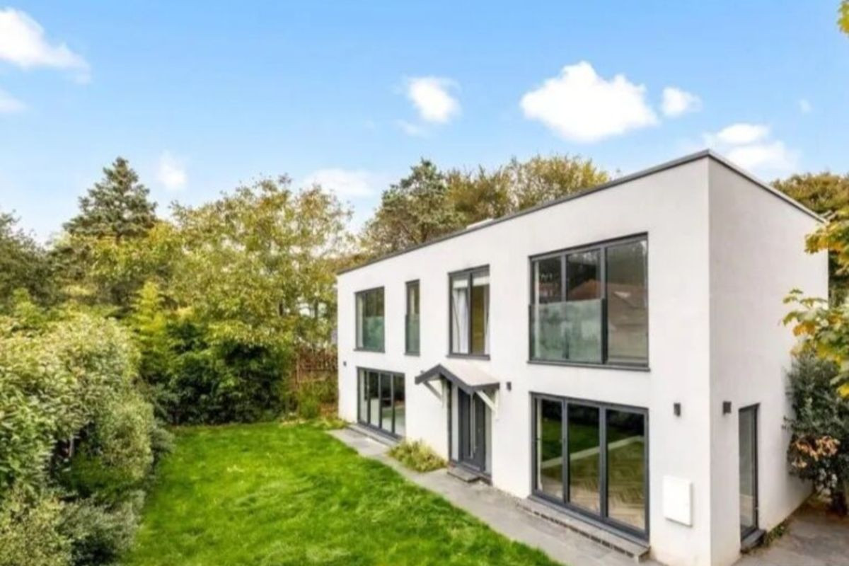 Сусіди добилися знесення «потворної» вілли в Англії