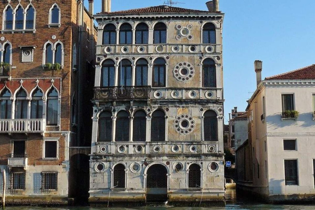 Історія та легенди заважають продажу розкішкого палацу в Венеції (ФОТО)