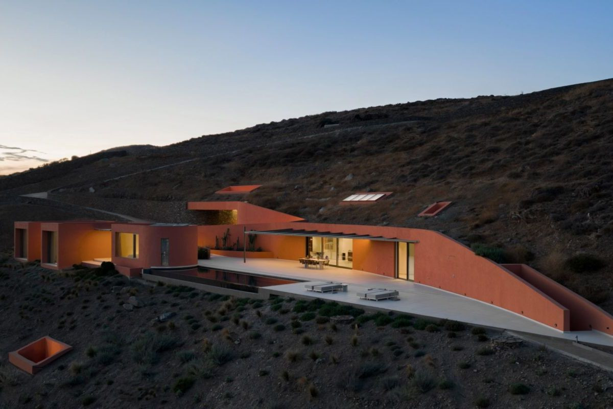 На грецькому острові люксовий готель вбудували у скелю з видом на Егейське море (ФОТО)