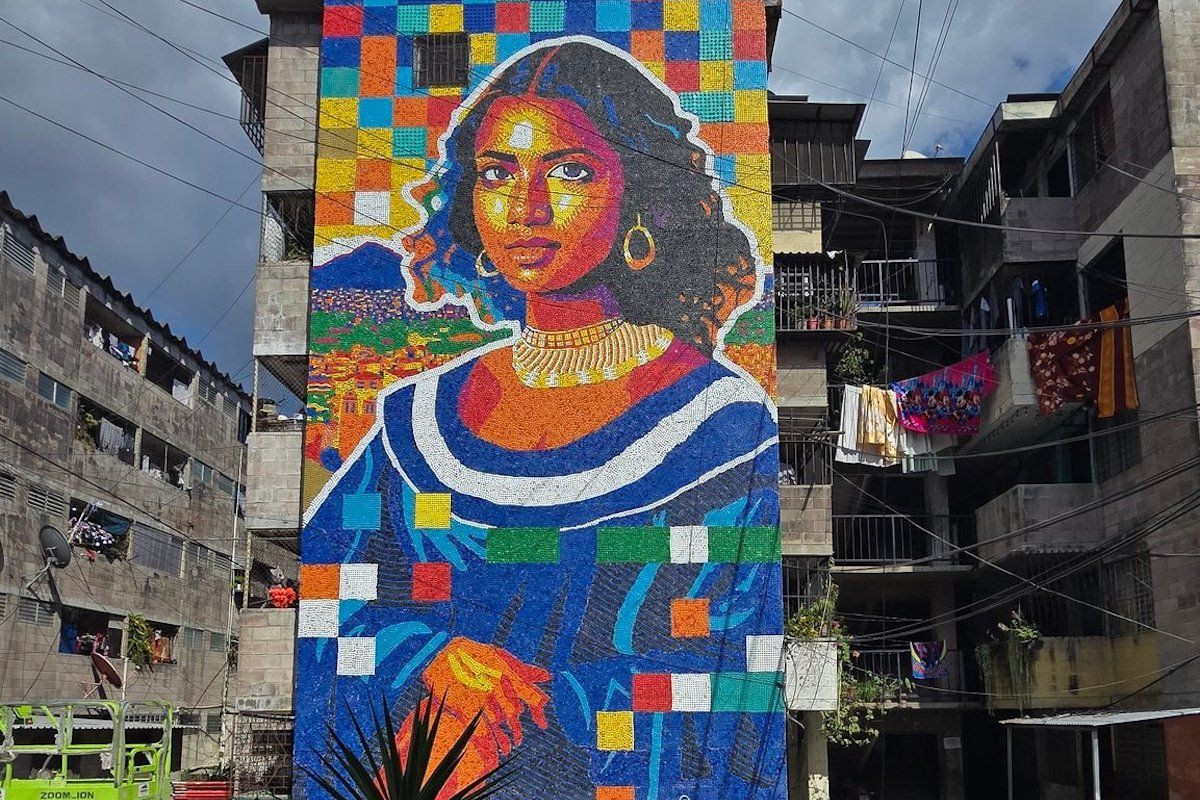 У столиці Сальвадору з'явився найбільший у світі мурал із перероблених кришечок (ФОТО, ВІДЕО)