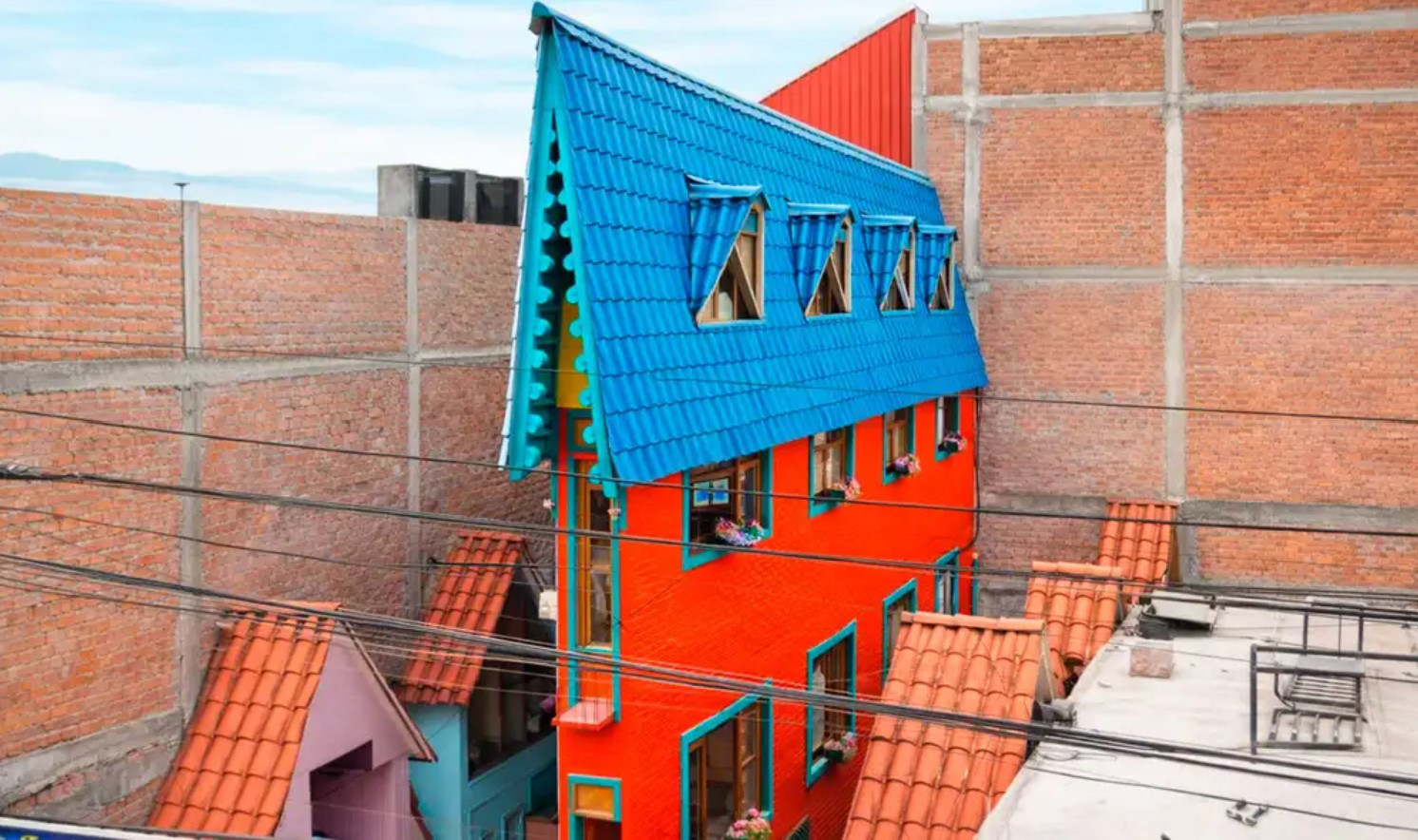 Будинок шириною 63 см: як виглядає найвужче житло у світі (ВІДЕО)