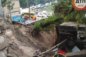 Сильный ливень повредил один из киевских мостов (фото)