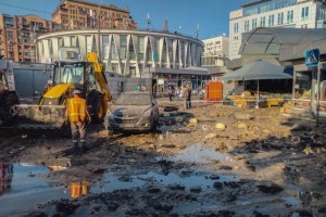 Фонтан сквозь асфальт: очередной прорыв теплотрассы в центре столицы (фото)