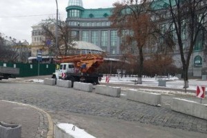 В Киеве на Аллее Небесной сотни обустраивают пешеходную зону (фото)