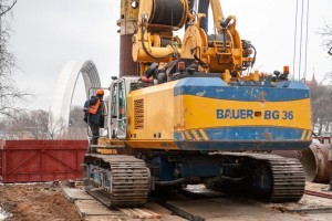 На Володимирській гірці в Києві будують пішохідний міст (ФОТО, ВІДЕО)