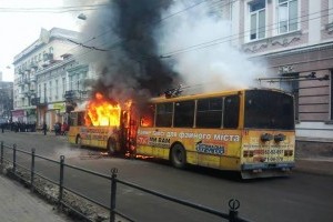 Згорів за лічені хвилини: в Тернополі тролейбус загорівся під час руху (фото)