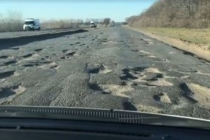 Никаких компенсаций: Омелян прокомментировал ситуацию на трассе, где постоянно случаются ДТП из-за ям