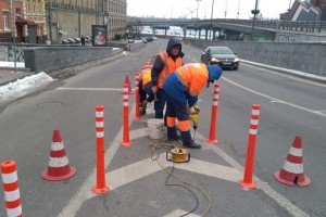 У столиці через водіїв-порушників продовжують обгороджувати острівці безпеки (фото)