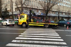 Водителям на заметку: когда в Киеве начнут эвакуировать авто, припаркованные не по правилам