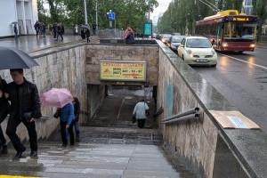 Торгують серед бруду: підземку біля метро «Університет» звільнили від МАФів (ФОТО)