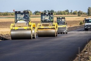 Укравтодор розірвав договір із китайським підрядником: капітальний ремонт траси М-12 на Хмельниччині поки відмінили