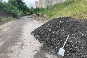 В Києві на Осокорках жителі самотужки ремонтують дорогу (фото)