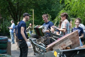 За один день зі столичного "Гідропарку" вивезли понад 40 тонн сміття (фото)