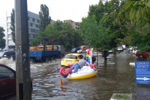 Річки на дорогах та надувні єдинороги: столицю вкотре затопило після літнього дощу