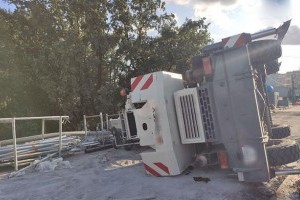 В Киеве во время работ по реконструкции Борщаговского моста упал строительный кран (ВИДЕО)