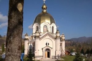 Церкву у Славському після знищення у ній унікальних розписів обкладають кухонною плиткою