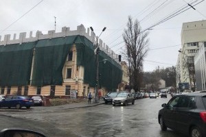 Знову надбудова в історичному районі Києва. Реакція влади