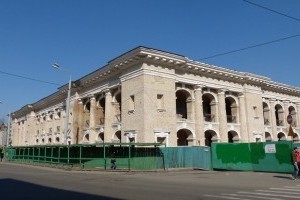 Київська влада вимагає терміново повернути Гостинний двір громаді