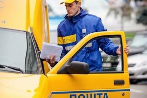 Стало відомо, як заставити листоношу носити пенсію і комуналку. Інструкція від Укрпошти