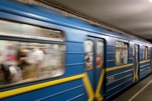 Людей в метро більшає. Частину станцій перекриватимуть на вхід