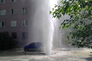 Не фонтан: вибиті шибки і струмінь води до дев’ятого поверху. У Києві знов прорив труби (ФОТО)