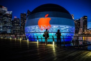 Удивительная архитектура: Apple открыла плавучий магазин в виде гигантского шара (ФОТО)