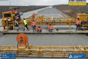 Дорожники продемонстрировали процесс укладки тяжелого бетона на строительстве трассы Н-31 Днепр-Решетиловка (ФОТО, ВИДЕО)