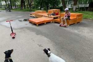 Кияни встановили багатофункціональну лавку. Що в ній особливого і де її знайти (ФОТО)