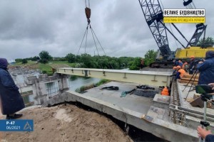 Дорожники устанавливают новое прогонное строение моста через Северо-Крымский канал (ФОТО)