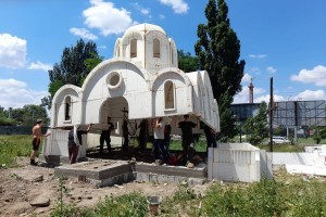 За декілька годин у Херсоні побудували церкву. Священнослужителі кажуть, що це нова технологія (ФОТО) 