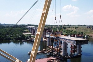 Строительство моста в Запорожье: последней секцией прогона вантового моста соединили остров Хортицу и центр города (ВИДЕО)