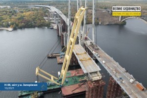 Строительство запорожского моста: завершена установка первой секции низовой части мостового перехода (ФОТО)