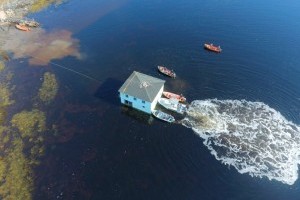 20 кілометрів водою. В Канаді 100-річний будинок переправили на інший берег затоки (ФОТО, ВІДЕО)