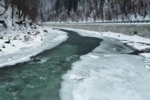 Защищает дорогу: возле водопада Труфанец построена самая длинная подпорная стенка в Украине (ФОТО)