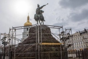 Хмельницький та Сагайдачний готуються до війни. Як рятують київські пам'ятники від можливих обстрілів (ФОТО)