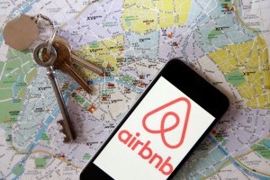 Airbnb заборонив бронювати житло на своїй платформі росіянам та білорусам